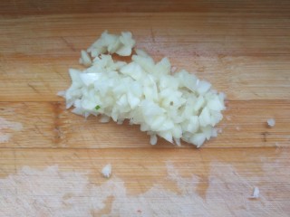 3、手撕鸡胸肉,蒜切末