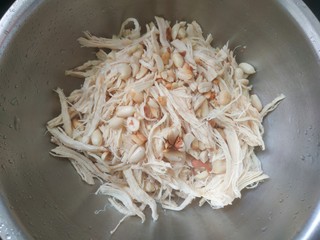 11、手撕鸡胸肉,把鸡丝和花生碎放入盆中