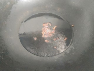 12、手撕鸡胸肉,锅中放入适量植物油，爆香花椒，捞出花椒不要