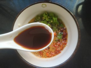 14、手撕鸡胸肉,在小碗中加入3勺生抽