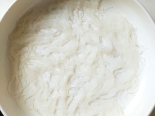 5、蒜蓉蒸大虾,用厨房剪刀剪断，均匀铺在盘底