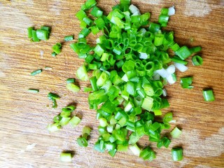 8、蒜蓉蒸大虾,切好葱花