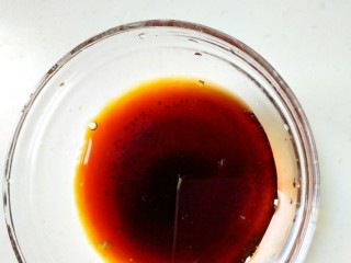 9、蒜蓉蒸大虾,做料碗：白糖，生抽，蒸鱼鼓油，耗油，和一勺清水(不加清水酱料会偏咸，建议加一勺清水)搅拌均匀