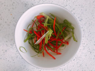 2、清蒸黄鱼,把香葱和辣椒切成丝状。