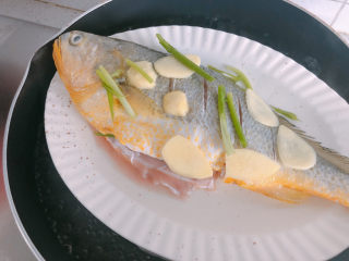 11、清蒸黄鱼,放入锅中大火蒸15分钟。