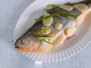 10、清蒸黄鱼,黄花鱼放上葱姜料酒。