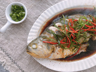 13、清蒸黄鱼,浇上热油,再倒入做好的酱汁。