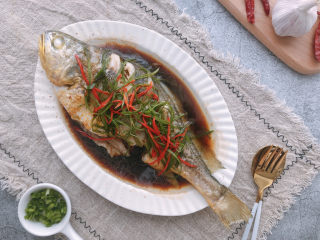 14、清蒸黄鱼,完成了可以开吃了。