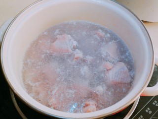 1、四杯鸡,（到熟食店买熟鸡会方便一点）若买不到熟鸡可以买鸡翼，鸡腿肉等进行替代。切块，烧好水，在锅里面煮一下。