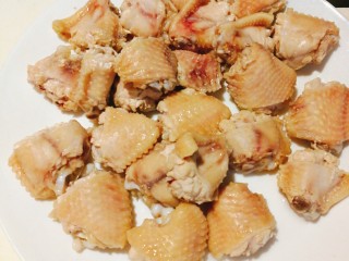 2、四杯鸡,拿出，用冷水过一遍，待用