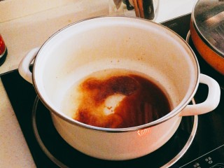 3、四杯鸡,加入准备好的油 酱油 白糖 料酒（不必全部倒入，特别是糖和酱油不必全部加入，留到后续调味使用）充分搅拌（让糖散开）