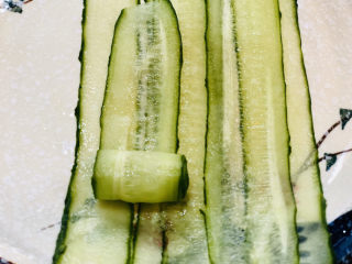 3、凉拌黄瓜卷,然后在卷起来摆盘中；