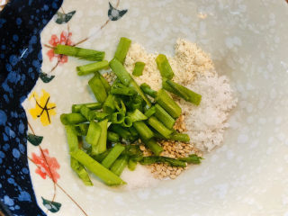 4、凉拌黄瓜卷,准备适量的调料：葱花、熟芝麻、蒜末、鸡粉和糖放入碗中；