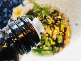 6、凉拌黄瓜卷,再加入味极鲜酱油和醋；