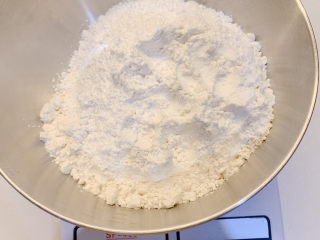 1、香酥小油条,准备好300g面粉