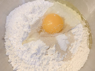 4、香酥小油条,放入1颗鸡蛋,酵母粉,盐