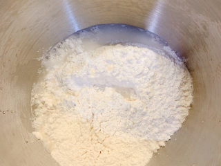 5、香酥小油条,加入适量温水