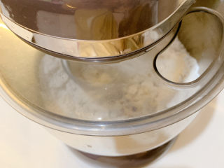 6、香酥小油条,放入揉面机