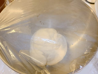 8、香酥小油条,盖上保鲜膜,等待发酵