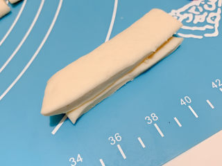 12、香酥小油条,把两根面条摞在一起