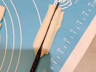 13、香酥小油条,用一根筷子,在中间按出一个形状