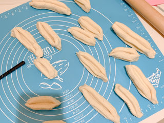 15、香酥小油条,分别把剩余的全部压成油条的形状