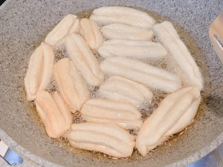 18、香酥小油条,炸至双面金黄,沥干油就可以出锅