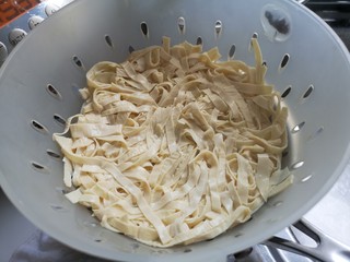 4、麻辣豆皮儿,控干水分。