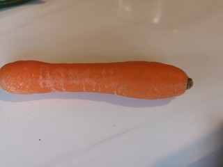 9、麻辣豆皮儿,一根很小的胡萝卜，或者是半根儿大的胡萝卜。
