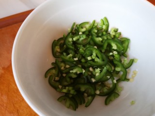 12、麻辣豆皮儿,切成小丁儿。