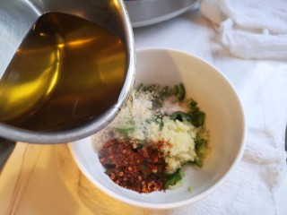 14、麻辣豆皮儿,加入滚烫的熟油。