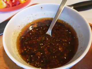 16、麻辣豆皮儿,放入生抽，醋，少许白糖。