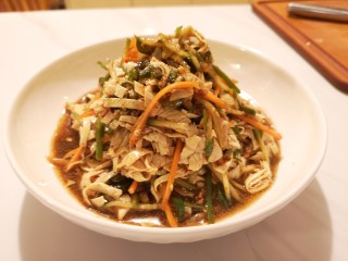 18、麻辣豆皮儿,搅拌均匀之后装盘儿。