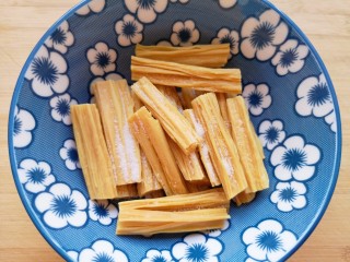 1、黄瓜拌腐竹,干腐竹放入大碗里,加入半勺盐。