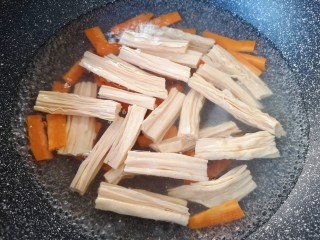 6、黄瓜拌腐竹,再下入泡好的腐竹,一起烧开关火。