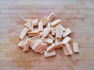 8、黄瓜拌腐竹,焯过水的腐竹切成段。