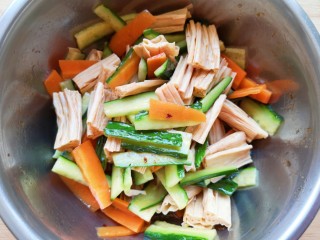 14、黄瓜拌腐竹,搅拌均匀。