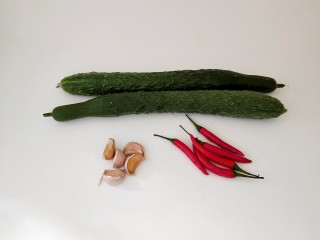 1、香辣脆生~酱黄瓜,准备好黄瓜，小米椒，蒜子