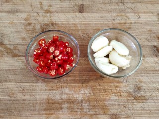 2、香辣脆生~酱黄瓜,小米椒切圈，蒜子用刀拍下