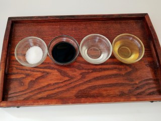 3、香辣脆生~酱黄瓜,准备好:盐，老抽，白醋，蜂蜜