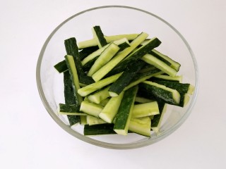 9、香辣脆生~酱黄瓜,加盐拌匀，腌制出汁水