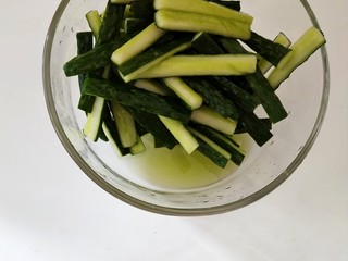 10、香辣脆生~酱黄瓜,将汁水倒去不要