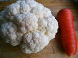 1、胡萝卜炒花菜,准备好的材料。