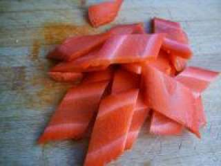 2、胡萝卜炒花菜,胡萝卜切片。