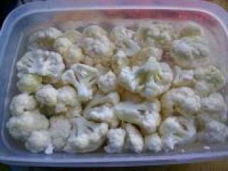 3、胡萝卜炒花菜,花菜掰成小朵用清水泡加适量盐，如果花菜里有小虫就泡出来了。