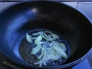 4、胡萝卜炒花菜,锅里放油把大葱丝放进去爆香。