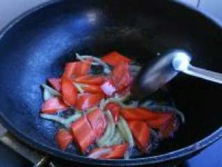 5、胡萝卜炒花菜,在把胡萝卜倒进去翻炒。