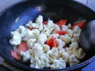 6、胡萝卜炒花菜,在倒入花菜。