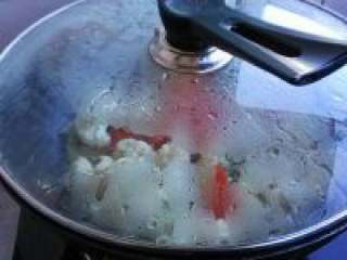 7、胡萝卜炒花菜,胡萝卜和花菜都不容易熟，加适量水盖上盖子闷煮一下。