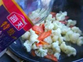 8、胡萝卜炒花菜,等水份都收干了，加适量生抽。